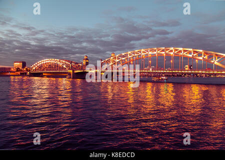 Nachtansicht des Bolsheokhtinsky Brücke in St. Petersburg, Russland. Stockfoto