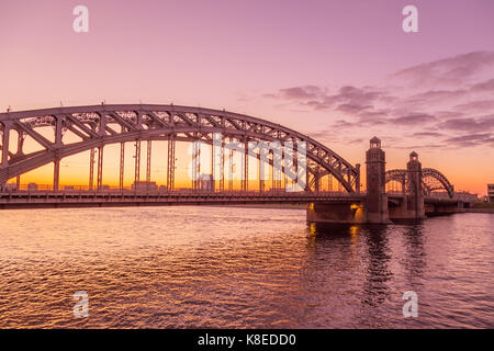 Nachtansicht des Bolsheokhtinsky Brücke in St. Petersburg, Russland. Stockfoto