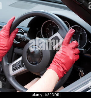Rot Leder Handschuhe mit einem Lenkrad Stockfoto