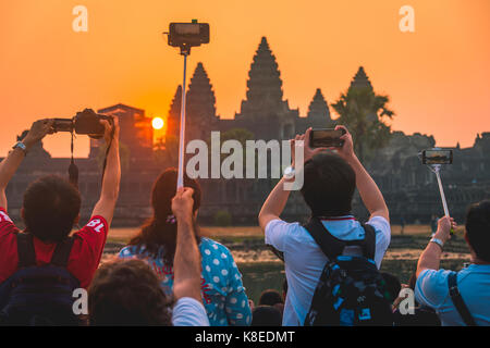 Touristen nehmen Bilder von Angkor Wat, Sunrise, Angkor Wat, Angkor Archäologischer Park, Provinz Siem Reap, Kambodscha Stockfoto