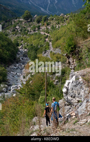 Ansicht der Albanischen Alpen in der Nähe von Thethi, auf dem westlichen Balkan, im Norden Albaniens, in Osteuropa. Auch als die Verfluchten Berge bekannt. Stockfoto