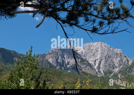 Ansicht der Albanischen Alpen in der Nähe von Thethi, auf dem westlichen Balkan, im Norden Albaniens, in Osteuropa. Auch als die Verfluchten Berge bekannt. Stockfoto