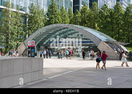 London, England - 13. August 2017: Die U-Bahnstation Canary Wharf, Docklands, London UK. Moderne Architektur mit Glas und Stahl arch in Th führenden Stockfoto