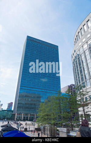 London, Großbritannien, 13. August 2017: Das Hauptquartier von JP Morgan in Canary Wharf im finanziellen Herzen von London Bild gegen ein klares Blau Stockfoto