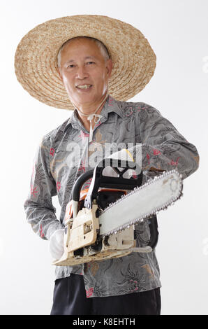Porträt der alten asiatischen Mann hand Kettensäge auf weißem Hintergrund. Stockfoto