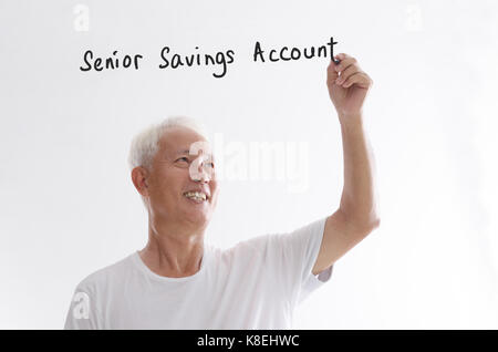 Porträt der alten asiatischen Mann Hand schreiben, Senior Sparkonto Banken Konzept, auf weißem Hintergrund. Stockfoto