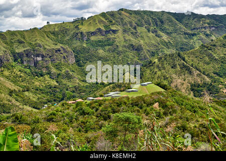 Landschaft der Anden mit Gräbern von Tierradentro auf der Hochebene Alto de Segovia, Inza, Kolumbien, Südamerika Stockfoto