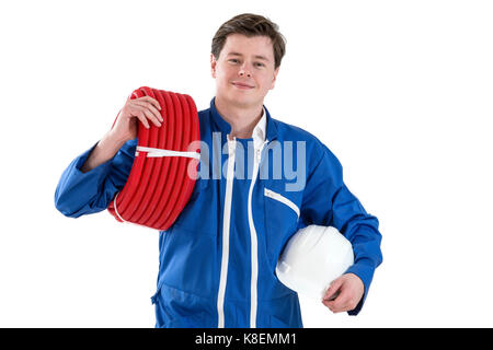 Portrait von zuversichtlich Handwerker holding Drahtrolle im hellen Büro Stockfoto
