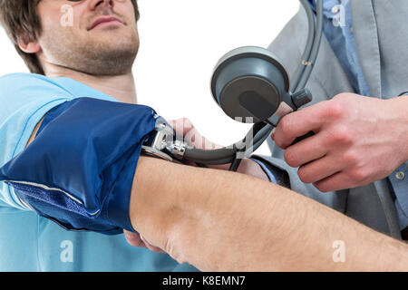Nahaufnahme eines Arztes Überprüfung der Blutdruck eines Patienten Stockfoto