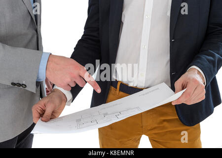 Immobilienmakler zeigt einem Geschäftsmann die Pläne für ein Haus. Stockfoto