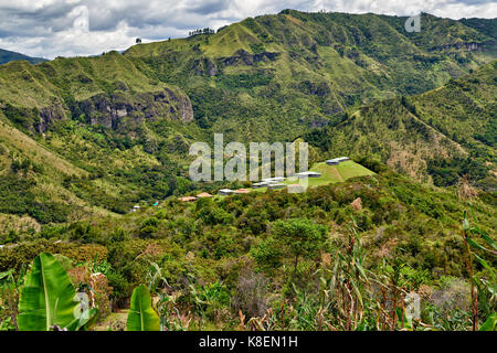 Landschaft der Anden mit Gräbern von Tierradentro auf der Hochebene Alto de Segovia, Inza, Kolumbien, Südamerika Stockfoto