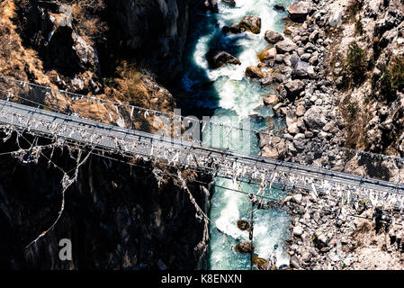 Hohe Betrachtungswinkel der Hängebrücke in den ländlichen Nepalesische Landschaft. Stockfoto
