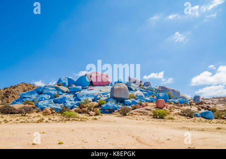 Die berühmten bunt bemalten Felsen in der Nähe von Tafraoute im Atlasgebirge von Marokko, Nordafrika. Stockfoto