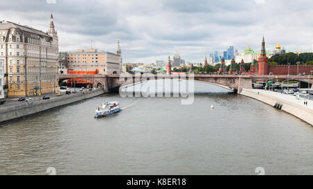 Oben Blick auf die Skyline von Moskau aus schwimmende Brücke in Zaryadye Park in der Stadt Moskau im Herbst Stockfoto