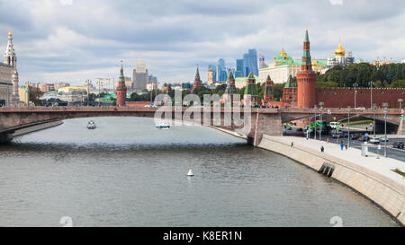 Panoramablick auf die Stadt Moskau mit Kreml aus schwimmende Brücke in Zaryadye Park in der Stadt Moskau im Herbst Stockfoto