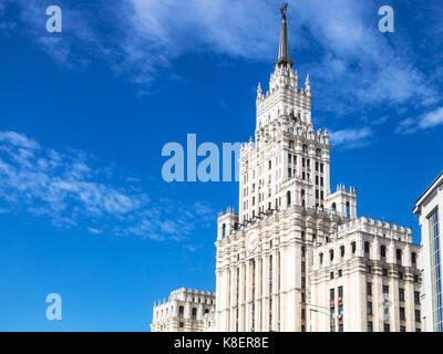 Blick auf die Altstadt Stalin Wolkenkratzer rote Tore Verwaltungsgebäude in der Stadt Moskau unter blauem Himmel im sonnigen Herbsttag Stockfoto