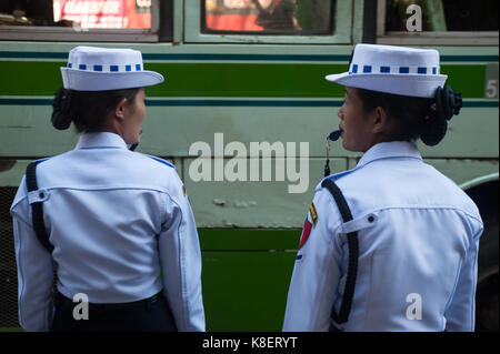 26.01.2017, Yangon, Rangun Region, Republik der Union Myanmar, Asien - Zwei weibliche Verkehr Polizisten stand an der Seite einer Straße in Yangon. Stockfoto