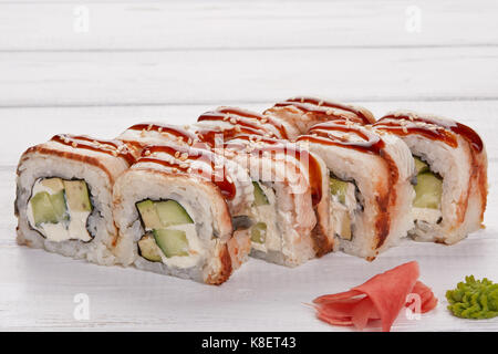 Rainbow Sushi Roll mit Lachs, Aal, Thunfisch, Avocado, Royal Garnelen, Frischkäse Philadelphia, Kaviar, chukker. Sushi Menü. Japanisches Essen. Stäbchen für Stockfoto
