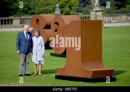 Der Herzog und die Herzogin von Devonshire sind mit "1 bis 0" durch die amerikanischen Bildhauers Robert Indiana gezeigt. Die Arbeiten in der Ausstellung über Grenzen Stockfoto