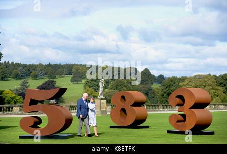 Der Herzog und die Herzogin von Devonshire sind mit "1 bis 0" durch die amerikanischen Bildhauers Robert Indiana gezeigt. Die Arbeiten in der Ausstellung über Grenzen Stockfoto