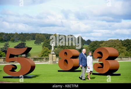 Der Herzog und die Herzogin von Devonshire sind mit "1 bis 0" durch die amerikanischen Bildhauers Robert Indiana gezeigt. Die Arbeiten in der Ausstellung über Grenzen Stockfoto