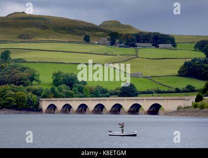 Ein angler Fliegenfischen auf Ladybower Reservoir, Derbyshire. Bild: Scott Bairstow Stockfoto