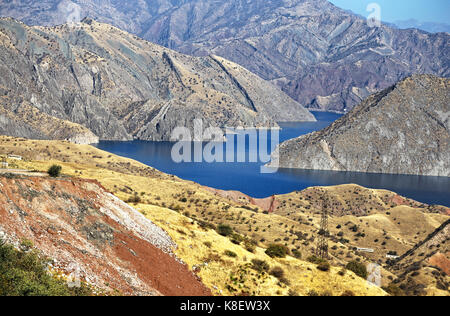 Schöne Mountain River auf dem Weg obwohl Berge Stockfoto