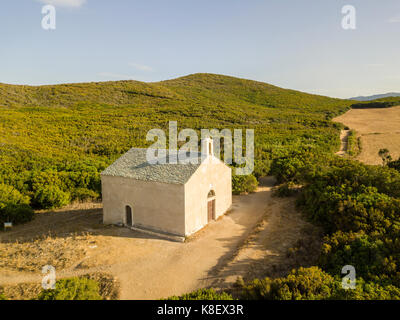 Luftaufnahme der Kapelle von Santa Maria, Mediterrane Macchia, hänge in der Nähe der Küste. Cap Corse Halbinsel, Korsika. Küste. Frankreich Stockfoto