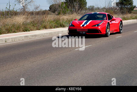 BADAJOZ, SPANIEN - 14. MÄRZ 2015: Ferrari Autos zeigen im Badajoz Stadt auf Complejo Alcantara Resorts, 14. März 2015. Ferrari F 458 auf der Straße Stockfoto