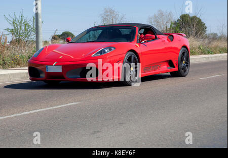 BADAJOZ, SPANIEN - 14. MÄRZ 2015: Ferrari Auto Show in Badajoz Stadt auf Complejo Alcantara Resorts, 14. März 2015. Ferrari F430 Spider auf der Straße Stockfoto