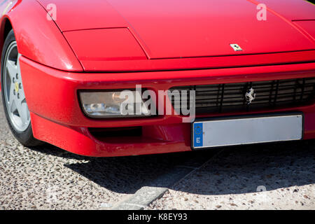 BADAJOZ, SPANIEN - 14. MÄRZ 2015: Ferrari Auto Show in Badajoz Stadt auf Complejo Alcantara Resorts, 14. März 2015. Ferrari Testarossa Motorhaube und Stoßfänger Stockfoto