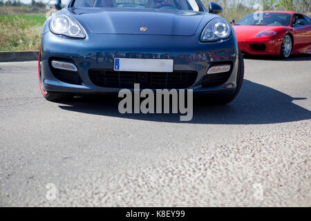 BADAJOZ, SPANIEN - 14. MÄRZ 2015: Ferrari Auto Show in Badajoz Stadt auf Complejo Alcantara Resorts, 14. März 2015. Porsche Panamera Eingabe resort Fa Stockfoto