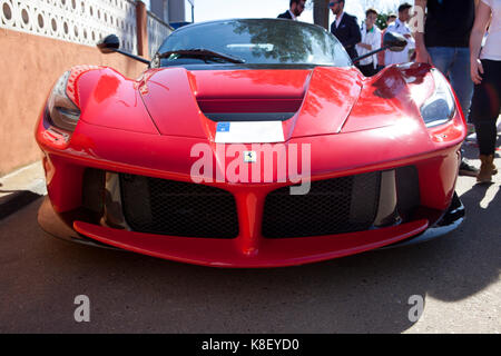 BADAJOZ, SPANIEN - 14. MÄRZ 2015: Ferrari Auto Show in Badajoz Stadt auf Complejo Alcantara Resorts, 14. März 2015. Ferrari LaFerrari vorne, einer der m Stockfoto