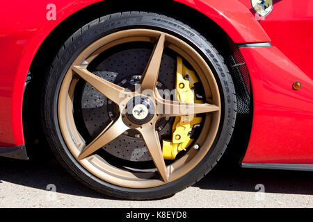 BADAJOZ, SPANIEN - 14. MÄRZ 2015: Ferrari Auto Show in Badajoz Stadt auf Complejo Alcantara Resorts, 14. März 2015. Detail Bild mit dem Rad eines F Stockfoto