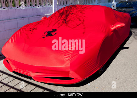 BADAJOZ, SPANIEN - 14. MÄRZ 2015: Ferrari Autos zeigen im Badajoz Stadt auf Complejo Alcantara Resorts, 14. März 2015. Ferrari F458 abgedeckt Stockfoto