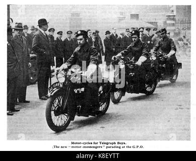 'Neue' rekrutiert British Post Office Telegraph Messenger Squad auf Motorrädern in Leeds - (Von den Jungen eigenen jährlichen 1932-33) Stockfoto