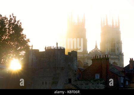 Die Sonne an der York Minster, North Yorkshire, UK. Stockfoto