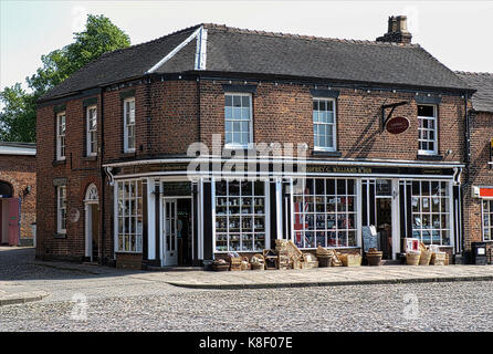 Körbe außerhalb Godfrey C Williams & Sohn Delicatessen, Marktplatz, Sandbach, Cheshire, England Stockfoto