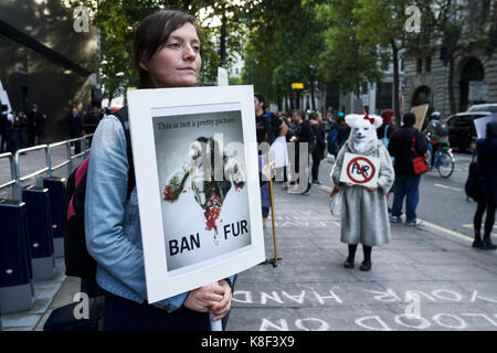 Tier rechte Demonstranten protestieren gegen die Verwendung von Pelz, außerhalb der London Fashion Week zeigen Raum, in The Strand, London, UK. Protest gegen Pelz. Stockfoto