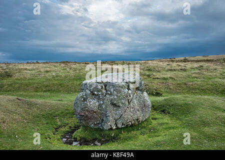 Hergest Ridge, Kington, Herefordshire, UK. Der Schleifstein (Weizen Stein) an der Offa's Dyke Path, eine eiszeitliche Findling und alten Grenzmarkierungen Stockfoto