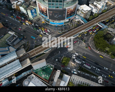 Luftaufnahme von einer Kreuzung in Bangkok.