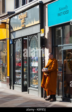 England, Oxfordshire, Oxford, buddhistischer Mönch Sammeln von Almosen. Stockfoto