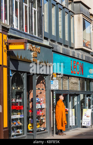 England, Oxfordshire, Oxford, buddhistischer Mönch Sammeln von Almosen. Stockfoto