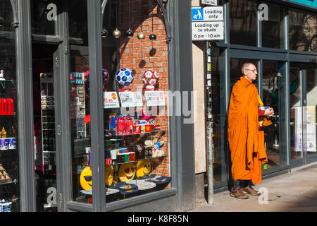 England, Oxfordshire, Oxford, buddhistischer Mönch Sammeln von Almosen. Stockfoto