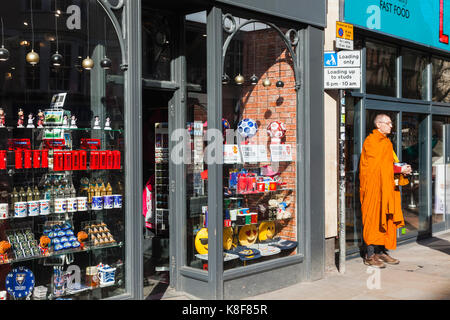 England, Oxfordshire, Oxford, buddhistischer Mönch Sammeln von Almosen. Stockfoto