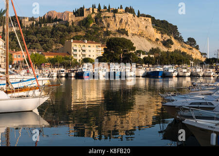 Marina in Cassis, Département Bouches-du-Rhône in der Provence - Alpes - Côte d'Azur in Südfrankreich Stockfoto