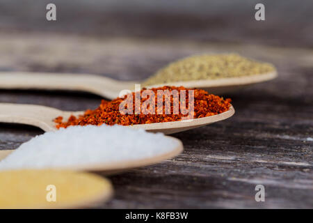 Aromatische Gewürze auf Holzlöffel. Essen ingradients. Bunten Gewürzen in Holzlöffel Stockfoto