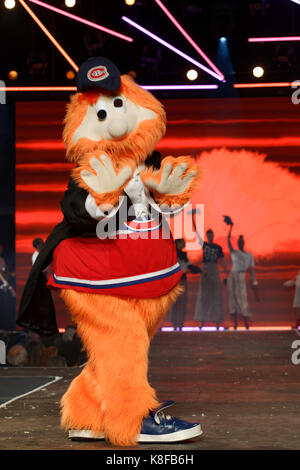 Montreal, Kanada 24/08/2017 Youppi, Maskottchen für die Montreal Canadiens NHL Hockey Team auf der Landebahn am Montreal Identität fashion show Stockfoto