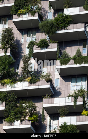 Die aussenfassade Detail der Vertikalen Wald Wohnturm in Mailand, Lombardei, Italien. Stockfoto