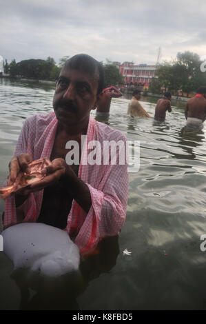 Agartala, Indien. 19 Sep, 2017. Indisch-hinduistischen Gläubigen führt Tarpan, ein Ritual, fiel vor der Vorfahren, die am letzten Tag für die Gebete zu den Vorfahren namens Pitritarpan in Andhra Pradesh, Indien, am 19. September 2017. In der hinduistischen Mythologie, ist dieser Tag auch "ahalaya" bezeichnet und als der Tag, an dem die Götter die zehn bewaffnete Göttin Durga der Dämonenkönig Asur, geplottet, die Götter aus ihrem Reich zu zerstören. Die fünf Tage der Anbetung von Durga, die als der Zerstörer des Bösen zugeschrieben wird. Credit: Abhisek Saha/Pacific Press/Alamy leben Nachrichten Stockfoto